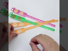 Des bracelets personnalisés pour événements en vinyle avec options d'impression par transfert de chaleur