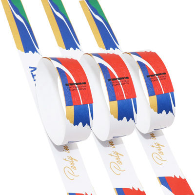 Des bracelets jetables personnalisés.