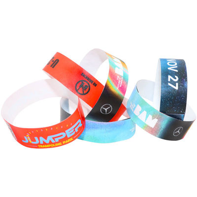 Des bracelets en papier de différentes couleurs pour les événements avec logo personnalisé blanc rouge bleu