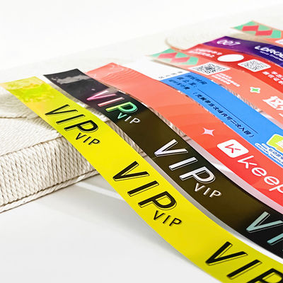 Des bracelets en papier Tyvek étanches à l'eau