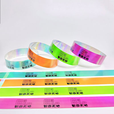Des bracelets en papier coloré résistant aux larmes