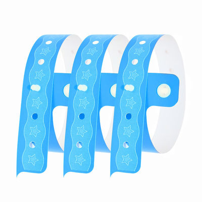 Des bracelets en PVC en vinyle bleu étanches pour les activités nautiques et les événements sportifs