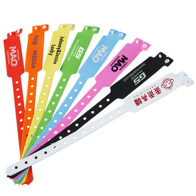 Des bracelets en PVC irréguliers