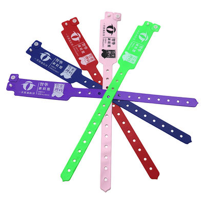 Des bracelets en PVC de forme irrégulière sur mesure pour les événements