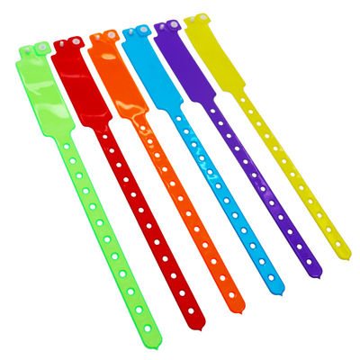Des bracelets en vinyle PVC personnalisés en carton
