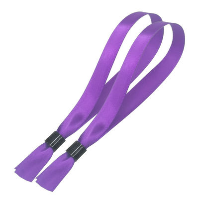 Identification Des bracelets en tissu de fête, des bracelets en tissu de fête