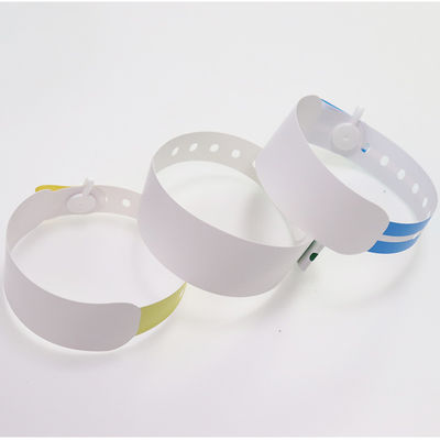 Impression au laser de la ceinture du patient de l'hôpital sur le bras