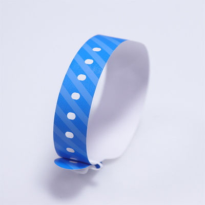 La ceinture de sécurité du patient de l'hôpital bleu jaune rouge bracelet d'identité pédiatrique