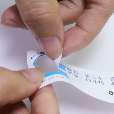 Le bracelet du patient de l'hôpital pour nourrissons est une bande d'identification personnalisée.