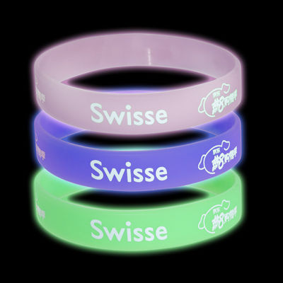 Des bracelets en silicone, imprimés, étanches.