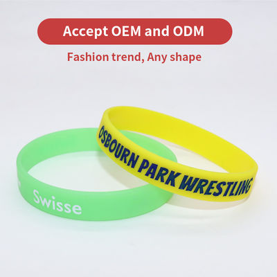 Des bracelets imprimés en caoutchouc en relief, des bandes de silicone imprimées en segment