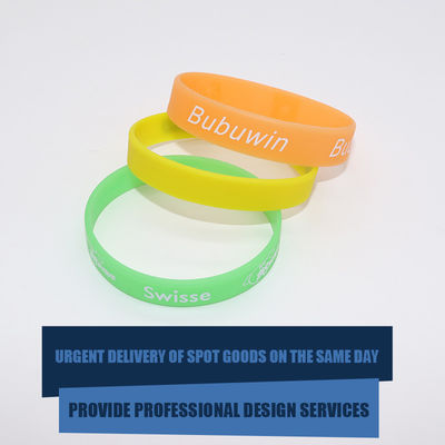 Des bracelets imprimés sur écran en relief, des bracelets en silicone personnalisables