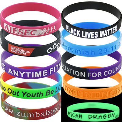 Des bracelets en silicone imprimés de 1 à 5 mm de large dans un sac OPP