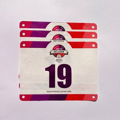 Étiquettes de numéro de compétition personnalisées en forme rectangulaire et couleur PANTONE