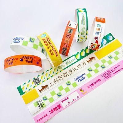 Des bracelets en papier Tyvek étanches à l'eau avec imprimante de logo personnalisé Sécurité Barcode Fermeture rapide