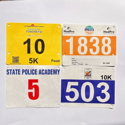 Numéros de course personnalisés 0,5 mm Épaisseur Tyvek Numéros de bib de course pour compétition de marathon Triathlons en forme rectangulaire