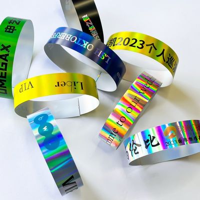 Des bracelets de fête en plastique neutre pour un événement de mode