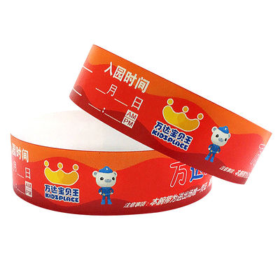 Des bracelets tyvek colorés avec une impression en couleur, étanches à l'eau et à la sueur, résistants à la transpiration.