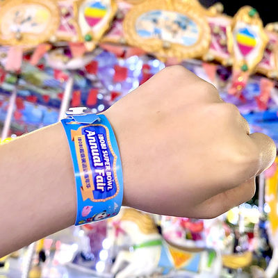 Des bracelets en PVC personnalisés avec un matériau imperméable à l'eau pour l'activité de l'événement