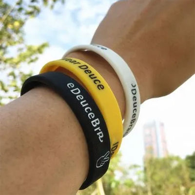 Des bracelets en silicone imprimés avec un logo personnalisé pour la promotion et la publicité