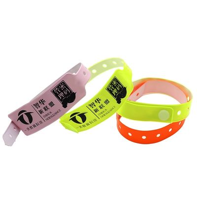 Fabricant Des bracelets personnalisables en couleur solide, en plastique étanche, en vinyle, pour événements, avec code-barres