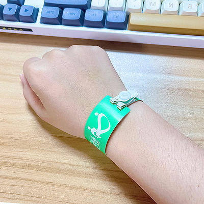 Logo personnalisé Bracelet en vinyle en PVC pour la promotion et les cadeaux en forme de L Une couche de PVC imperméable à l'eau Bracelets colorés