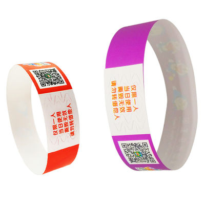 Des bracelets Tyvek à couleurs bon marché avec une impression en couleurs, résistant à l' eau et à la sueur, des bracelets pour les événements.