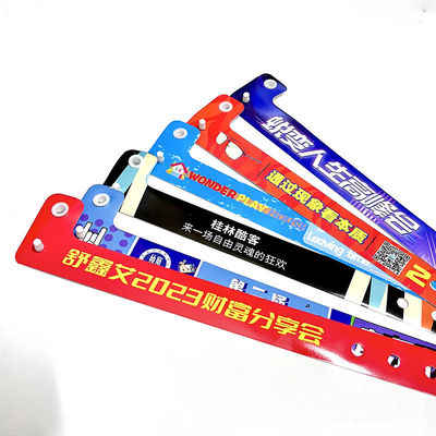 Logo personnalisé Des bracelets en vinyle en PVC Articles cadeaux promotionnels en forme de L Une couche de PVC imperméable à l'eau Des bracelets en papier coloré