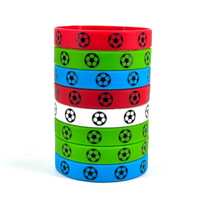Bracelets en silicone en relief personnalisés Souvenir de match de football Souvenir de cadeau Poignets en différentes couleurs