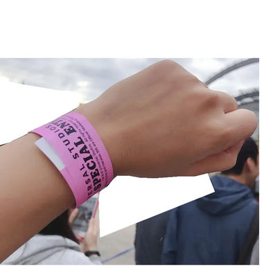 Des bracelets personnalisés pour les événements Tyvek Numéro de code à barres Événement étanche Fête VIP Identification d'admission Bracelet en papier