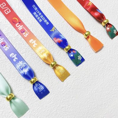Des bracelets réglables pour l'entrée du parc, des bandes de logo personnalisées, des tissus en polyester pour les concerts et les promotions.