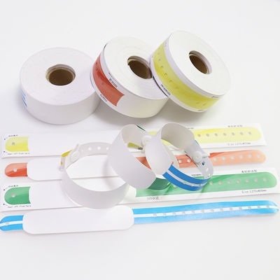 Détail de bracelets hospitaliers jetables en blanc, jet d'encre, imprimés sur papier thermo-sensible, bracelets pour patients
