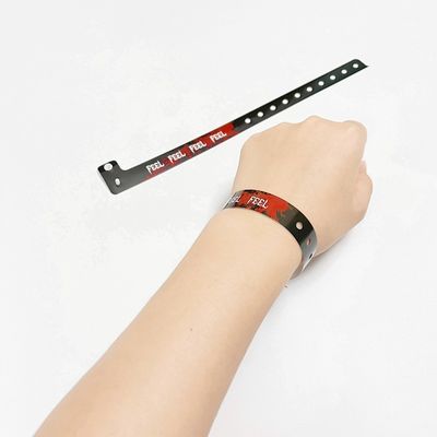 Logo personnalisé Produit promotionnel Bracelets Vinyle Une couche PVC imperméable à l'eau Colorié Avec Code-barres