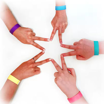 Des bracelets personnalisés pour les événements Tyvek Numéro de code à barres Événement étanche Identification du parti d'admission Bracelet en papier