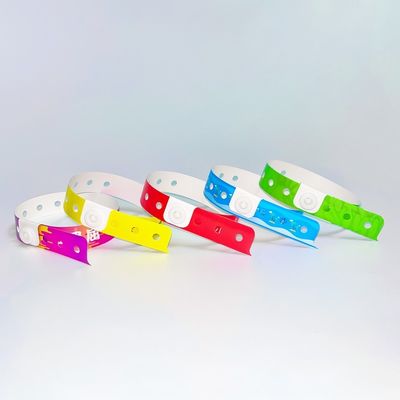 Promotion personnalisée Bracelets en vinyle PVC imperméables à l'eau en forme de L Une couche de PVC imperméable à l'eau Bracelet en papier coloré