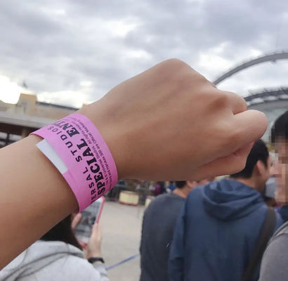 Des bracelets personnalisés pour les événements Tyvek Numéro de code à barres Résistant à l'eau Identification du parti Bracelet en papier d'admission