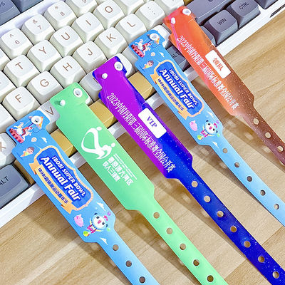 Produit cadeau promotionnel sur mesure Bracelets Logo Imprimé Vinyle PVC Une couche imperméable à l'eau Bracelet en papier coloré