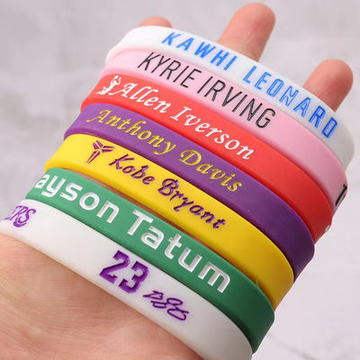 Des bracelets en silicone personnalisés Basketball Jeux de football Ballon d'étoiles cadeau promotionnel Nuit Gloire lumineuse bande de silicone