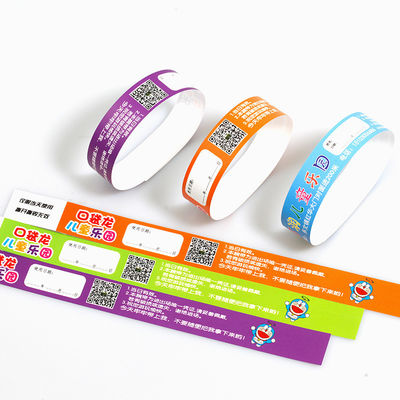 Des bracelets personnalisés Tyvek Événements Code à barres Numéroté étanche Pour la fête de la piscine Identification de l' admission Des bracelets en papier