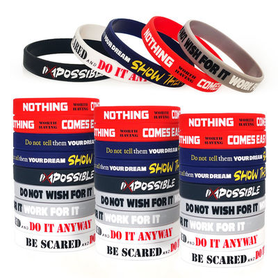 Des bracelets en silicone sur mesure, parfaits pour les matchs de football et de basket.