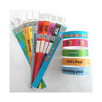 Des bracelets en papier Tyvek étanches à l'eau avec numérotation séquentielle et impression en couleur
