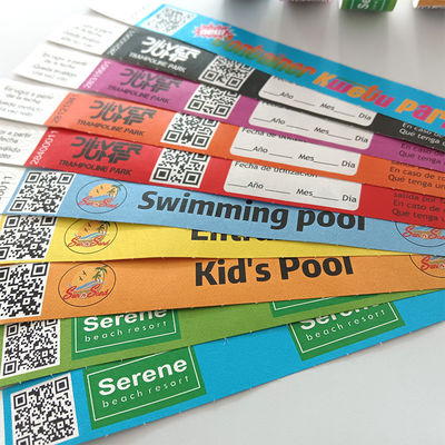 Fabrique Logo personnalisé Numérotation séquentielle Tyvek Bracelets piscine imperméable à l'eau Impression couleur complète tyvek Bracelet Bracelet