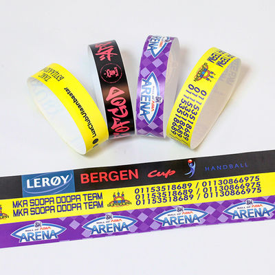 Des bracelets Tyvek personnalisés Numérotation Barcoding Piscine Fête Id VIP Entrée Entrée Bracelets en papier étanches