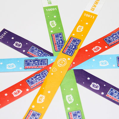 Des bracelets Tyvek résistants à l'eau et à la sueur pour l'entrée à l'événement et à la fête