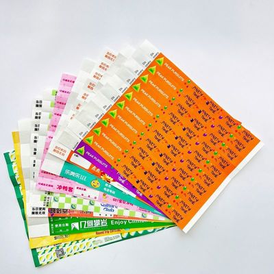 Numérotation séquentielle Codage à barres Les bracelets en papier Tyvek améliorent la sécurité des événements