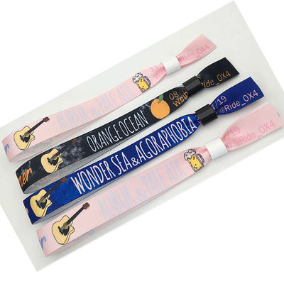 Des bracelets en tissu tissé et en tissu réglables, jetables, OEM, acceptés, à une ou deux faces, imprimés, idéal pour la promotion d'événements.
