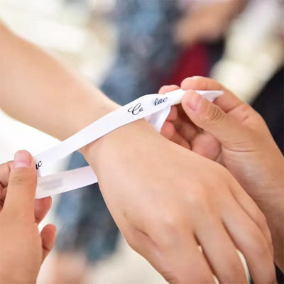 Des bracelets à usage unique en tissu tissé, des bracelets en tissu, des bracelets avec un logo personnalisé, réglables, OEM, accepté, une ou deux faces imprimées.