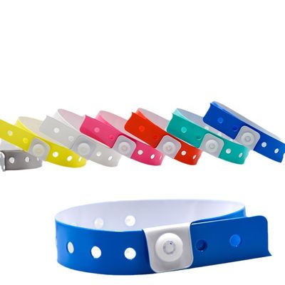 Bracelet en vinyle en PVC résistant à l'eau jetable en forme de L pour la promotion à l'hôtel Water Park Resort