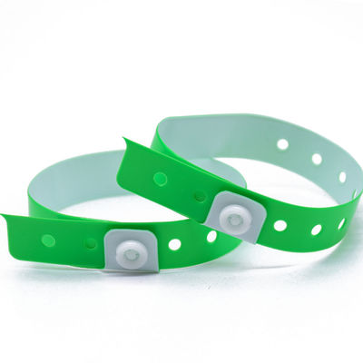 Des bracelets de divertissement en vinyle PVC en forme de L pour les conférences