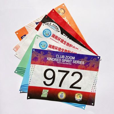 Plaque numérique Sport Race Bib Numéro de tissu personnalisé Numéro de livre d'athlétisme pour les événements de course de marathon
